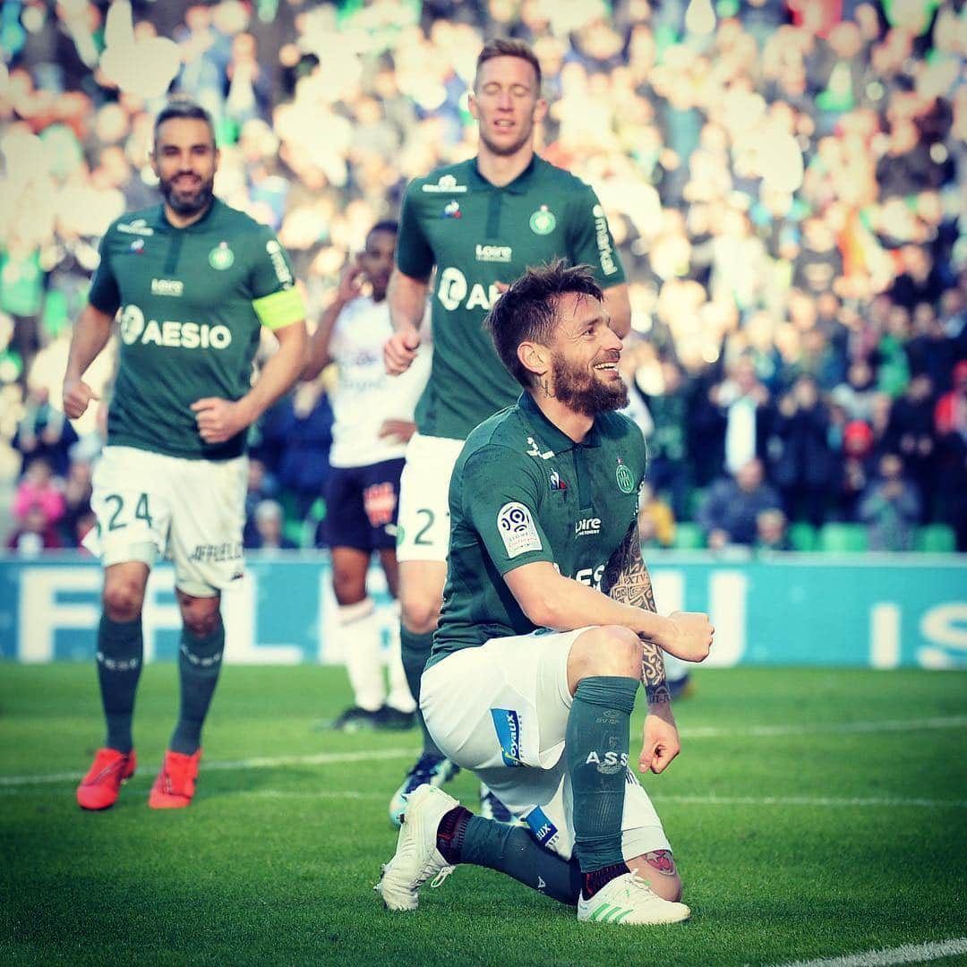 リーグ・アンさんのインスタグラム写真 - (リーグ・アンInstagram)「🗣 Dans une très belle ambiance, les Verts s'imposent 3-0 face aux #Girondins et reviennent à 3 point du 3e... l'OL 👀 ! #ASSEFCGB 🏃‍♂️ La course à l'Europe est bien lancée 🇪🇺 • • #Ligue1Conforama #ASSaintEtienne #ASSE #FCGB #GirondinsdeBordeaux #GeoffroyGuichard #StadeGeoffroyGuichard」4月15日 2時48分 - ligue1ubereats