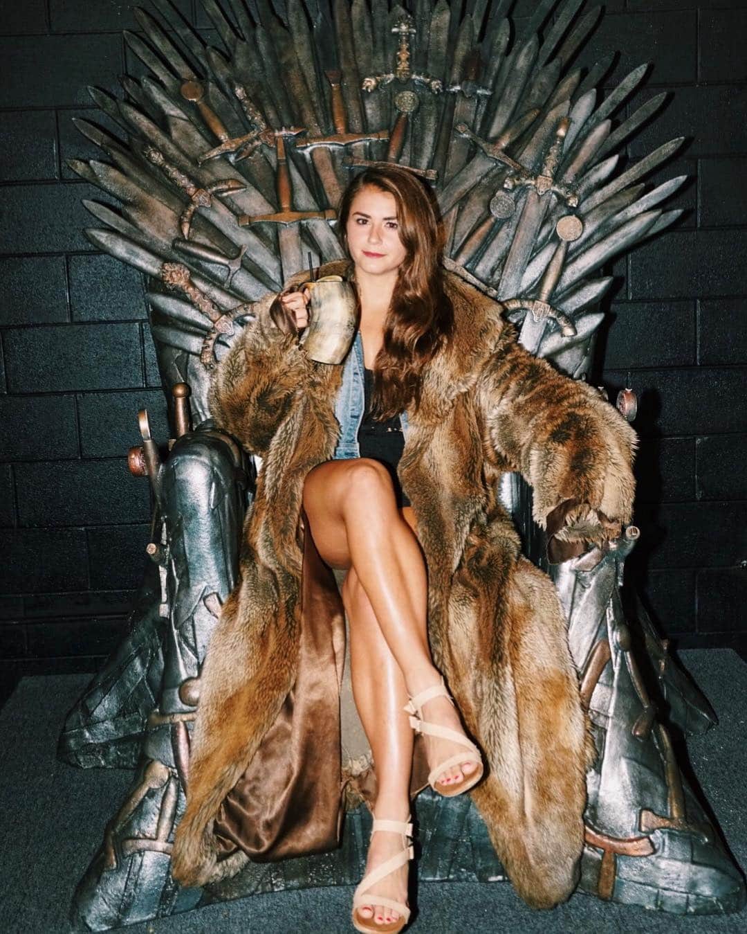 キャシディ・クックのインスタグラム：「me at 9pm tonight #ForTheThrone #KassLeesi」