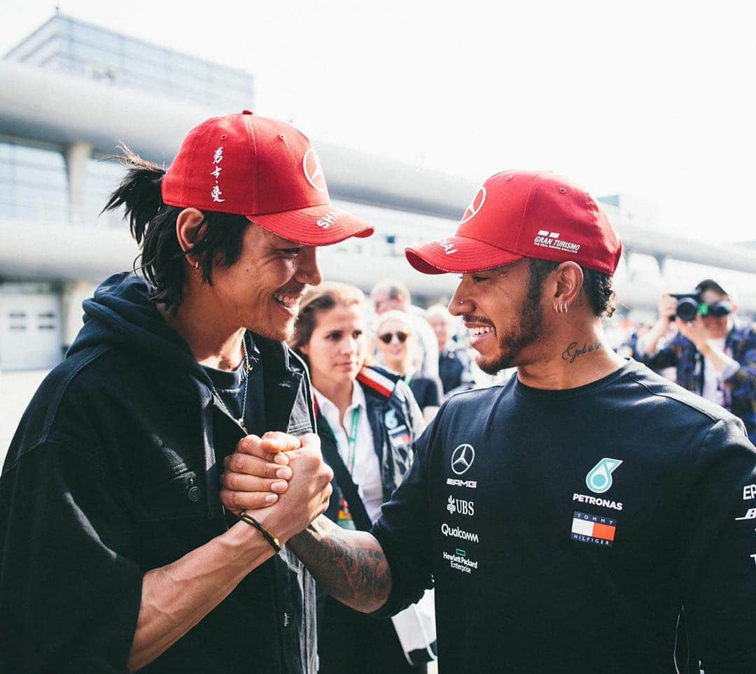 ルイス・ハミルトンさんのインスタグラム写真 - (ルイス・ハミルトンInstagram)「Awesome having you at the track bro @heungjacky」4月15日 2時49分 - lewishamilton