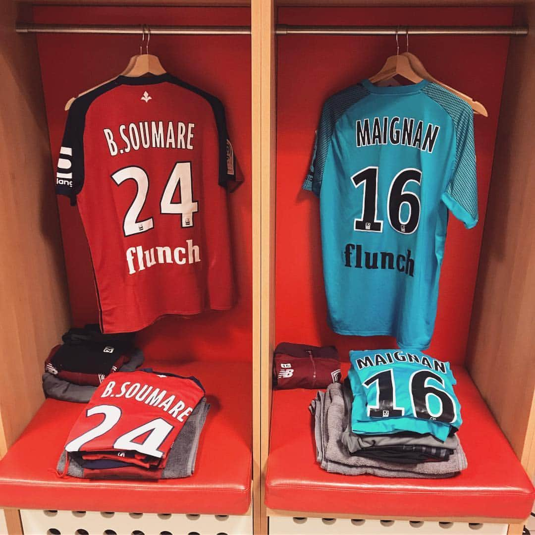 リーグ・アンさんのインスタグラム写真 - (リーグ・アンInstagram)「Les vestiaires des deux équipes à un peu plus d’une heure du coup d’envoi #LOSCPSG 👊 ▪️ ▪️ #ligue1conforama #lille #PSG #losc #paris #lockerroom」4月15日 2時58分 - ligue1ubereats