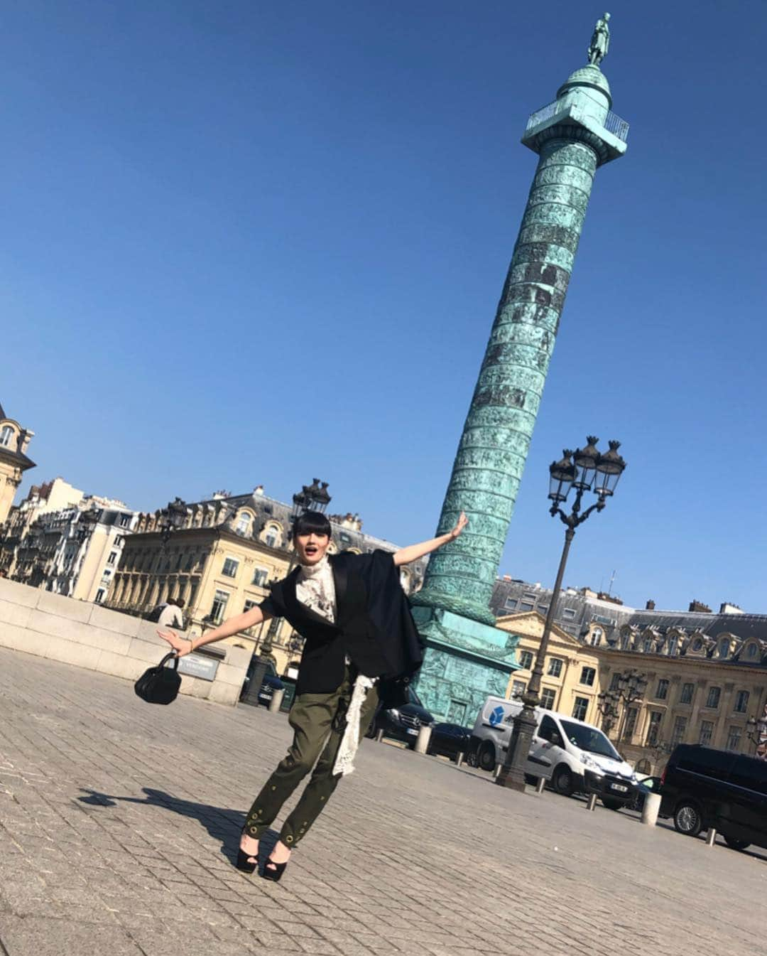 秋元梢さんのインスタグラム写真 - (秋元梢Instagram)「Au revoir Paris🙋🏻✈️🇫🇷 Cartierさんに素敵な経験をさせていただいたパリでした☺️💍 実は母と友達親子も来ていて、仕事が終わってから合流して、コレクションじゃないパリを味わえてとっても楽しかった🤩✌🏻🇫🇷 撮影した詳細はまたお知らせしまーす🙏🏻 #cartier #さっ帰りまーす」4月15日 2時58分 - akimoto_kozue