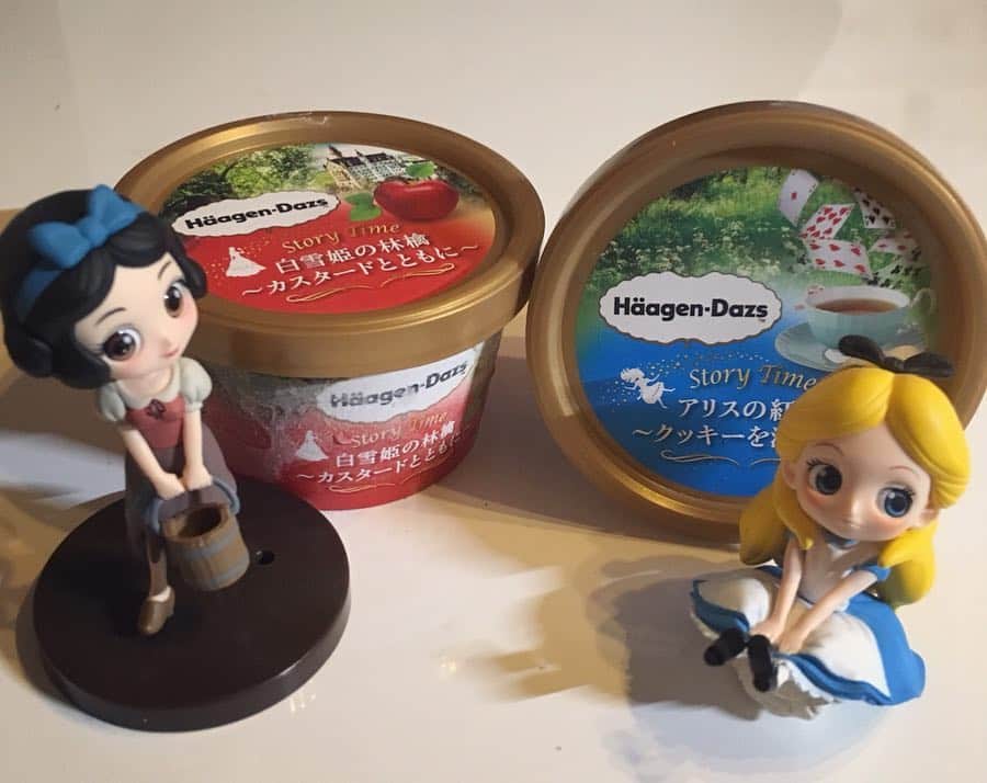 藤原ゆかのインスタグラム：「ここ数ヶ月めまぐるしすぎて写真整理やら放出やらに手が回らず増えるばかり🤯 この写真は去年の！もう店頭には無いのかな、白雪姫とアリスがモチーフだなんて史上最強に可愛いハーゲンダッツでした🍎☕️」