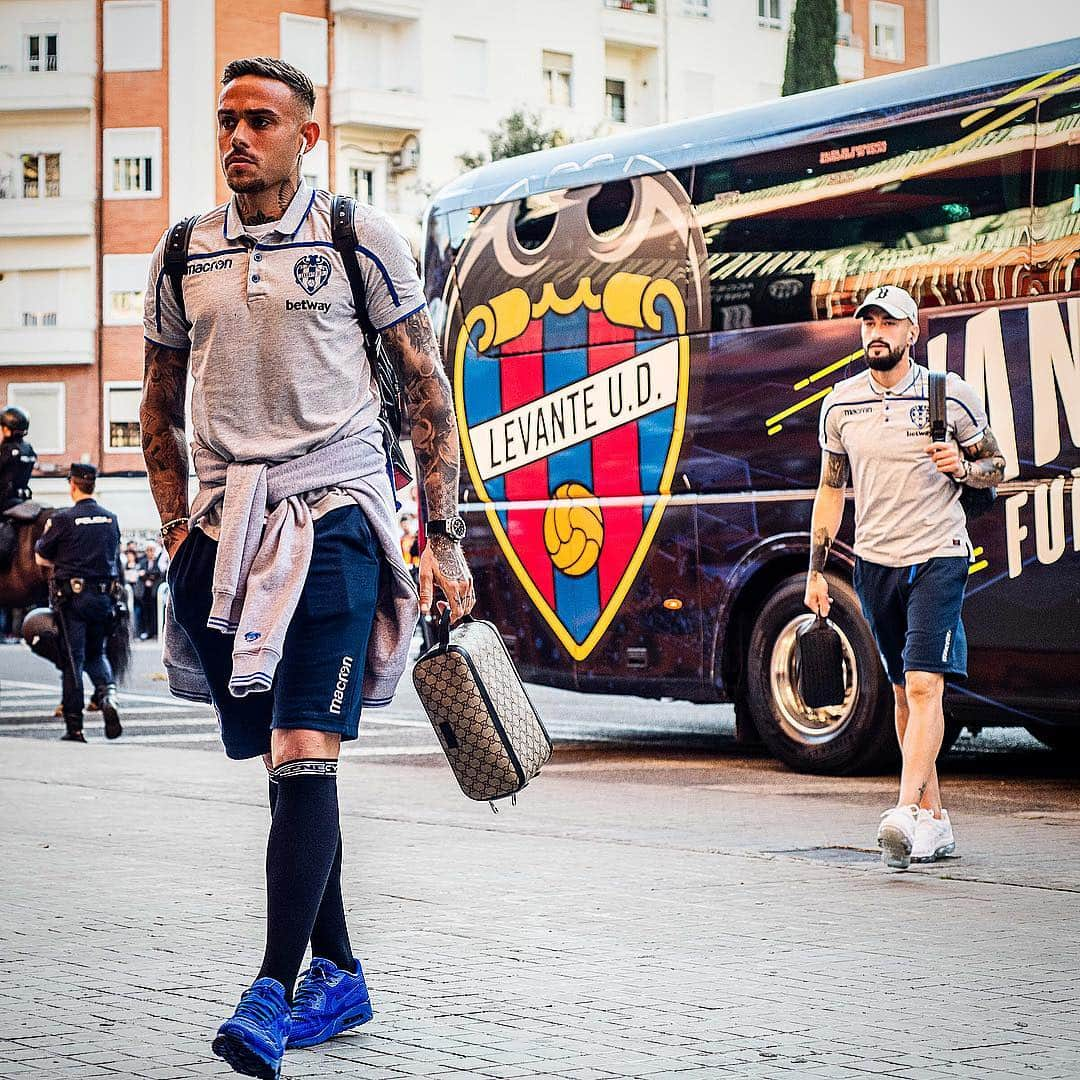 レバンテUDさんのインスタグラム写真 - (レバンテUDInstagram)「Ja estem a Mestalla!! #valenciainlevante #derbi #macholevante @betway_es @officialmacron @levantewagenvw @cocacola_esp @amstel_es @caixabank」4月15日 2時59分 - levanteud