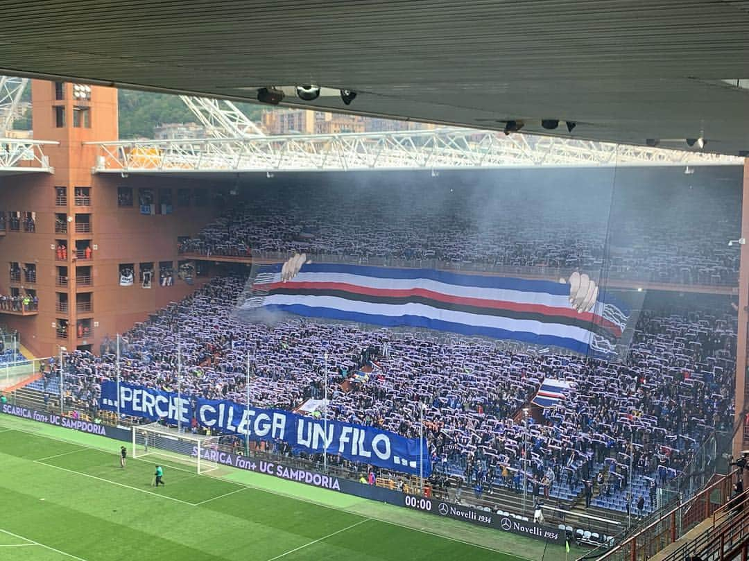 アンジェロ・パロンボのインスタグラム：「Sensazione Unica... complimenti a tutti 🔝🔝🔝 #sampdoria #derbydellalanterna #genova #stadioluigiferraris #daledoria #ap17 #derby #complimenti #victory #marassi」