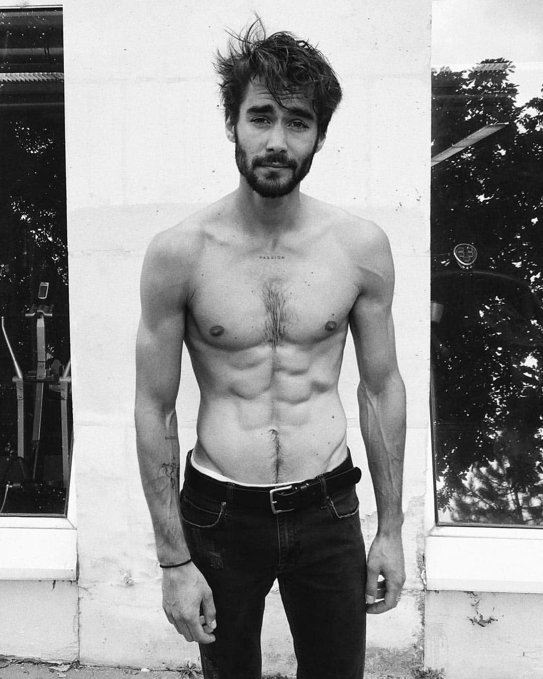 NICOLAS SIMOESのインスタグラム：「Slowly back on track exactly 2 months after the surgery, one month to go for the runs 🔥」