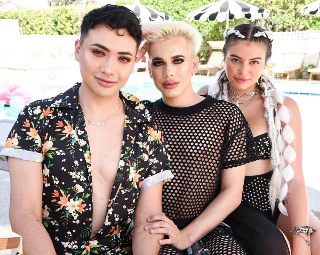 e.l.f.さんのインスタグラム写真 - (e.l.f.Instagram)「10/10 would recommend a weekend party in #PalmsSprings with our beauty babes. 👍😍 @bloggerswhobrunchla #EyesLipsFestival #elfcosmetics #coachella」4月15日 3時06分 - elfcosmetics
