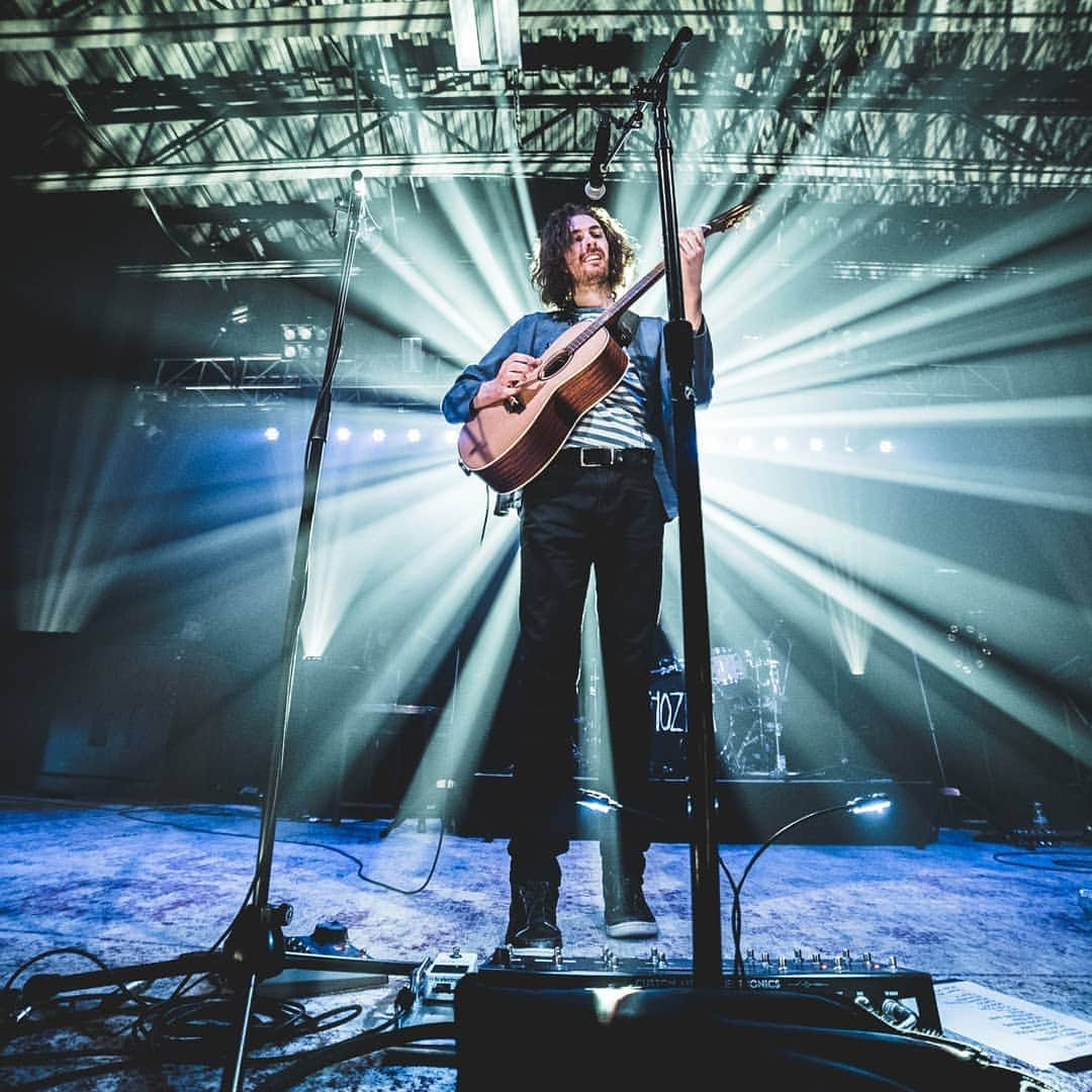 ホージアさんのインスタグラム写真 - (ホージアInstagram)「Boise, thank you so much for last night - we fell in love with your part of the world. Special thank you to the phenomenal  @jadebirdmusic for being with me these last few weeks, her debut drops in a few days and you'd be a fool not to check it out 🖤 📸 @austinroa」4月15日 3時17分 - hozier