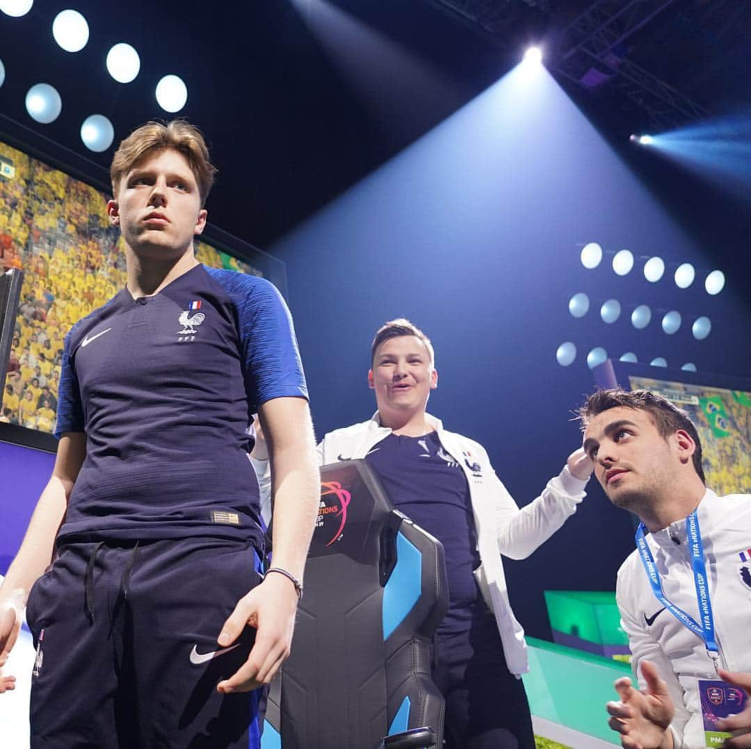 サッカー フランス代表チームさんのインスタグラム写真 - (サッカー フランス代表チームInstagram)「L’@efootdefrance est Championne du Monde !! 🏆 Les Bleus remportent la #FIFAeNationsCup 💪🇫🇷」4月15日 3時20分 - equipedefrance