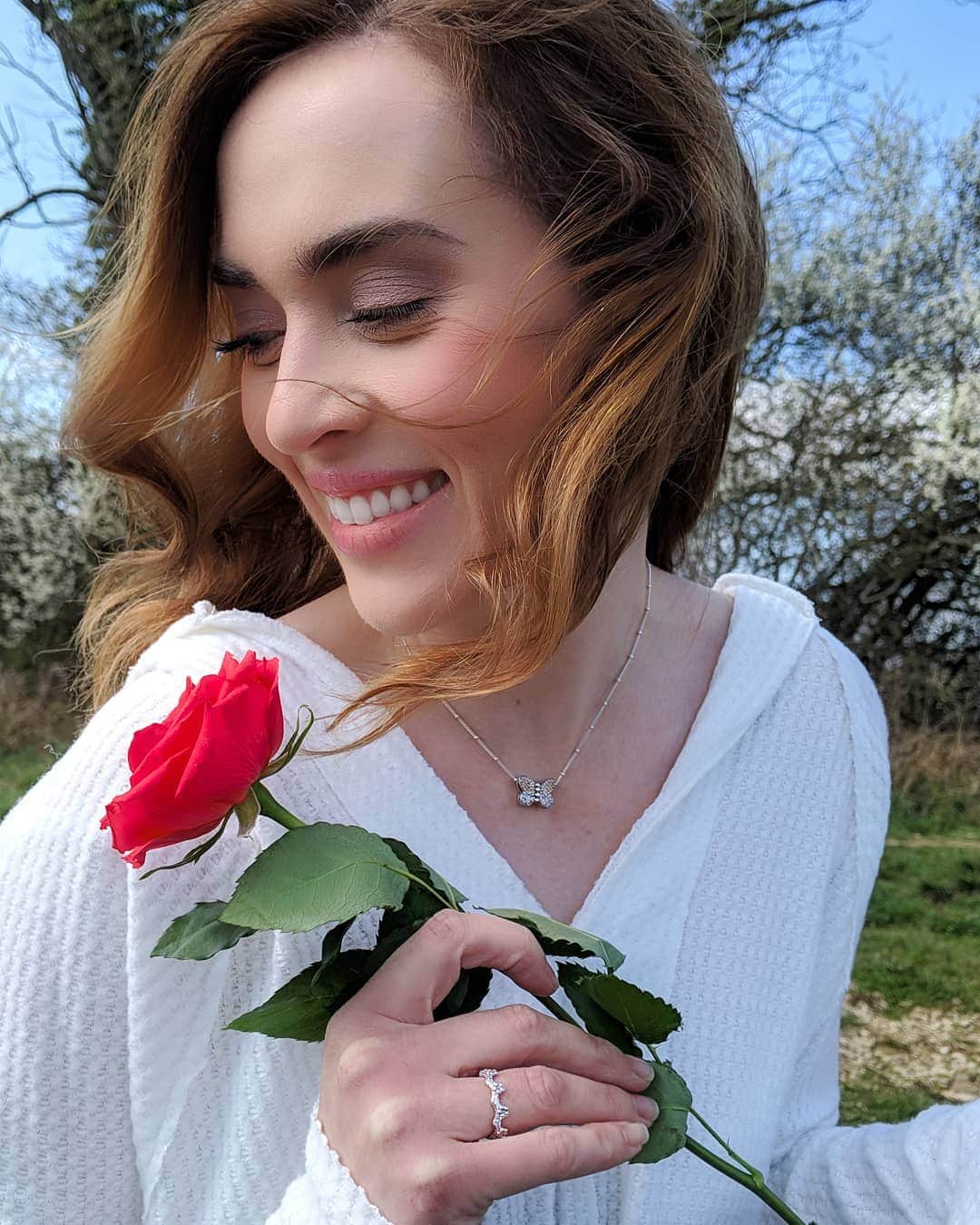 Rose Dixさんのインスタグラム写真 - (Rose DixInstagram)「AD | Happy springtime! This is my favourite time of year! The birds are singing, I’m dressed as lesbian Romeo, LIFE IS GOOD! @TheOfficialPandora just released their #PandoraGarden collection and as someone who is happiest when appreciating nature, I’m kind of in love. There’s nothing better than taking some time to recharge in the sunshine, it’s when I feel my most creative! In fact, Rosie and I planted a tree together the other day! I watched as she dug. It was very romantic. I guess you could say we're #InBloomwithPandora 😏🌹」4月15日 3時29分 - roseellendix