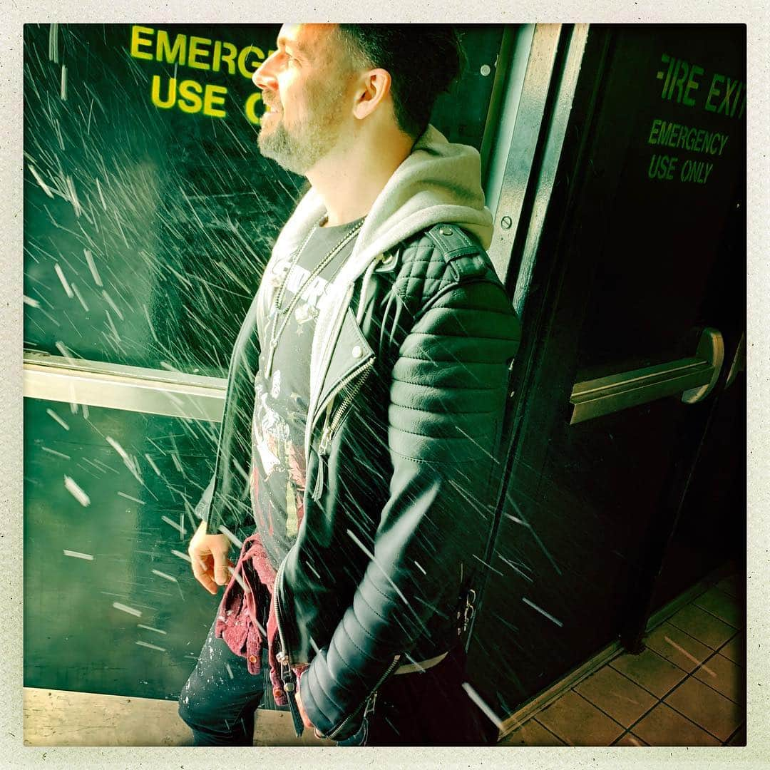 リチャード・スペイト Jrさんのインスタグラム写真 - (リチャード・スペイト JrInstagram)「It’s @billy.moran checking the weather. Verdict: it’s snowing. @loudenswainmusic @cw_supernatural #spnchi #supernatural」4月15日 3時32分 - dicksp8jr