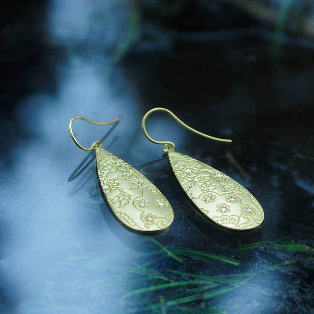ミーアンドローさんのインスタグラム写真 - (ミーアンドローInstagram)「Rose cut diamonds trickle across the surface of these golden petals, following paths lined with the happiest flower. Sculpted in the round and engraved by skilled artisans, the curvature of these teardrops are uniquely satisfying. These 18K gold earrings are an image of perfection, feature timeless paisley. An entire garden, an eternal floral dance is reflected in this liquid lens. In the wake of a heavy sun shower they hang in the balance, from your ears as from a single blade of grass.」4月15日 3時33分 - meandrojewelry