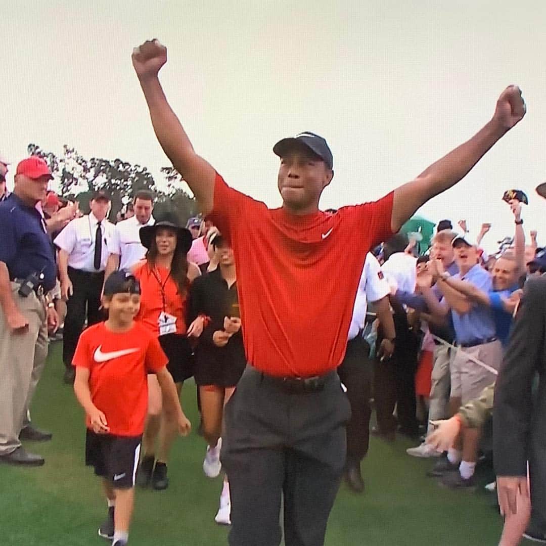 ロブ・モローのインスタグラム：「@tigerwoods one of histories greatest comebacks. #inspiration」