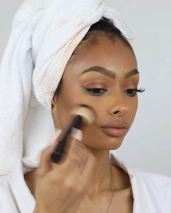 のインスタグラム：「SPRING VIBES 🧡 I was in a rush when I filmed this so the routine is a bit all over the place but I was just going with the flow lol! PRODUCTS- FACE: @sundayriley C.E.O glow face oil. @maxfactor miracle touch foundation in shade ‘golden tan’. @makeupforeverofficial ultra HD concealer in shade ‘41’. @fentybeauty pro filt’r loose setting powder in shade ‘banana’. @fentybeauty match stixx in the shade ‘truffle’. (To contour) @benefitcosmeticsuk hoola bronzer in ‘caramel’. (To warm up the face a bit more) @milkmakeup lip + cheek in shade ‘werk’. (For blusher) @ctilburymakeup the icon eyeshadow palette. (used two light shades for highlight) EYES: @fentybeauty match stixx in shade ‘truffle’. @maccosmeticsuk Art library eyeshadow palette: nude model. @ctilburymakeup the icon eyeshadow palette. @lillylashes in the style ‘goddess’. @benefitcosmeticsuk roller lash mascara. LIPS: @colourpopcosmetics lippie pencil in shade ‘BFF 3’. @maccosmeticsuk lipstick in shade ‘naturally transformed’. #makeuptutorial  SONG: Doja cat- Juicy.」