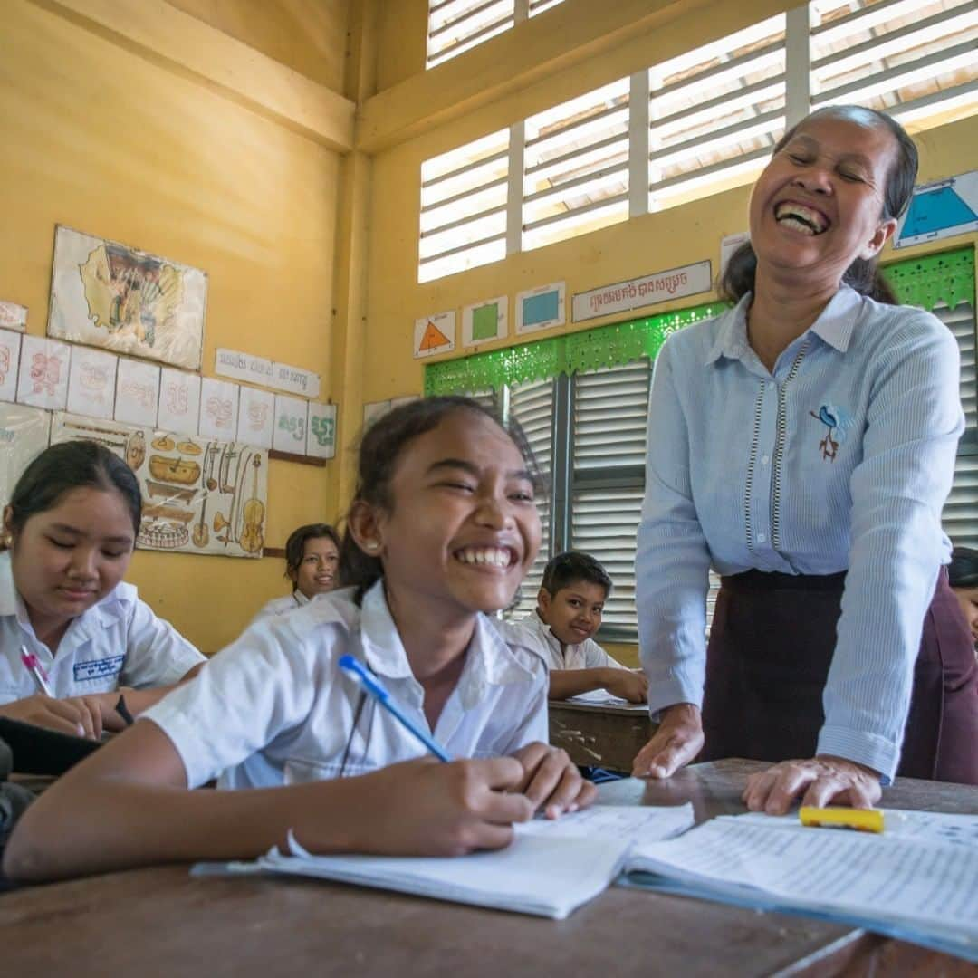 unicefさんのインスタグラム写真 - (unicefInstagram)「Laughter and smiles have replaced fear and tears in this school in Cambodia. In 2015, teachers at the primary school took part in the first positive discipline training sessions in the country. Positive discipline techniques include a “yellow card”, which is given to a student as a verbal warning while teachers model positive behaviour that their students can follow with kind words and no hitting. The school has also set up a disciplinary committee made up of students and teachers. These changes have led to improved relationships between teachers and students, as well as a drop in bullying incidents and peer to peer violence. #ENDviolence © UNICEF Cambodia/2018/Fani Llaurado」4月15日 3時45分 - unicef