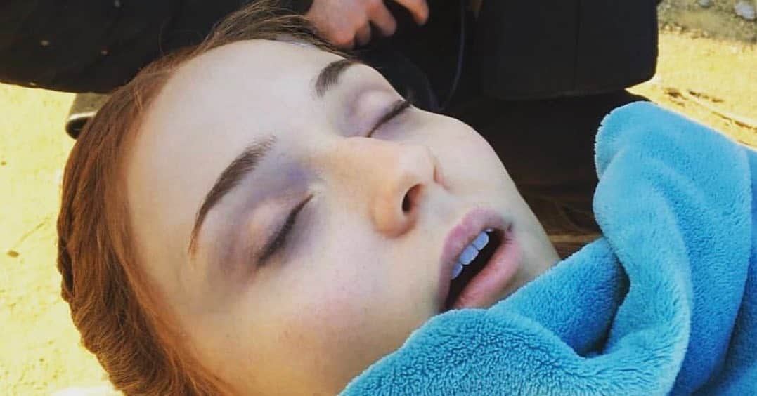 ソフィー・ターナーさんのインスタグラム写真 - (ソフィー・ターナーInstagram)「@sophiet: “In honour of the final season of Thrones premiering tonight. Here’s a picture of me asleep on set.”」4月15日 3時54分 - sophieturner