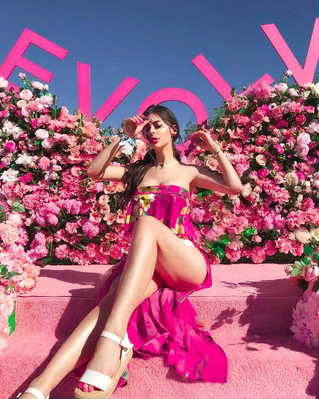 Azzyのインスタグラム：「I’m in flower paradise 🌸 💕 #revolvefestival @revolve」