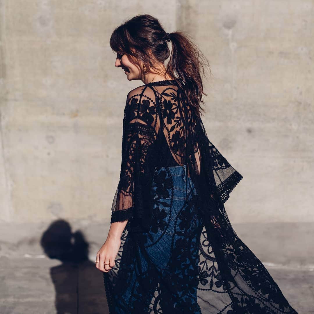 のインスタグラム：「The must-have festival piece of the moment: Our lace kimono! Available in black and cream - 🔍: 6975930350. Spotted here on the gorgeous @rosieannbutcher and in L.A with @naaomiross. Wear from beach to bar, holiday to everyday. 🌴🎡 #Accessorize #Accessorizer #FestivalEdit (📸: @moeez)」
