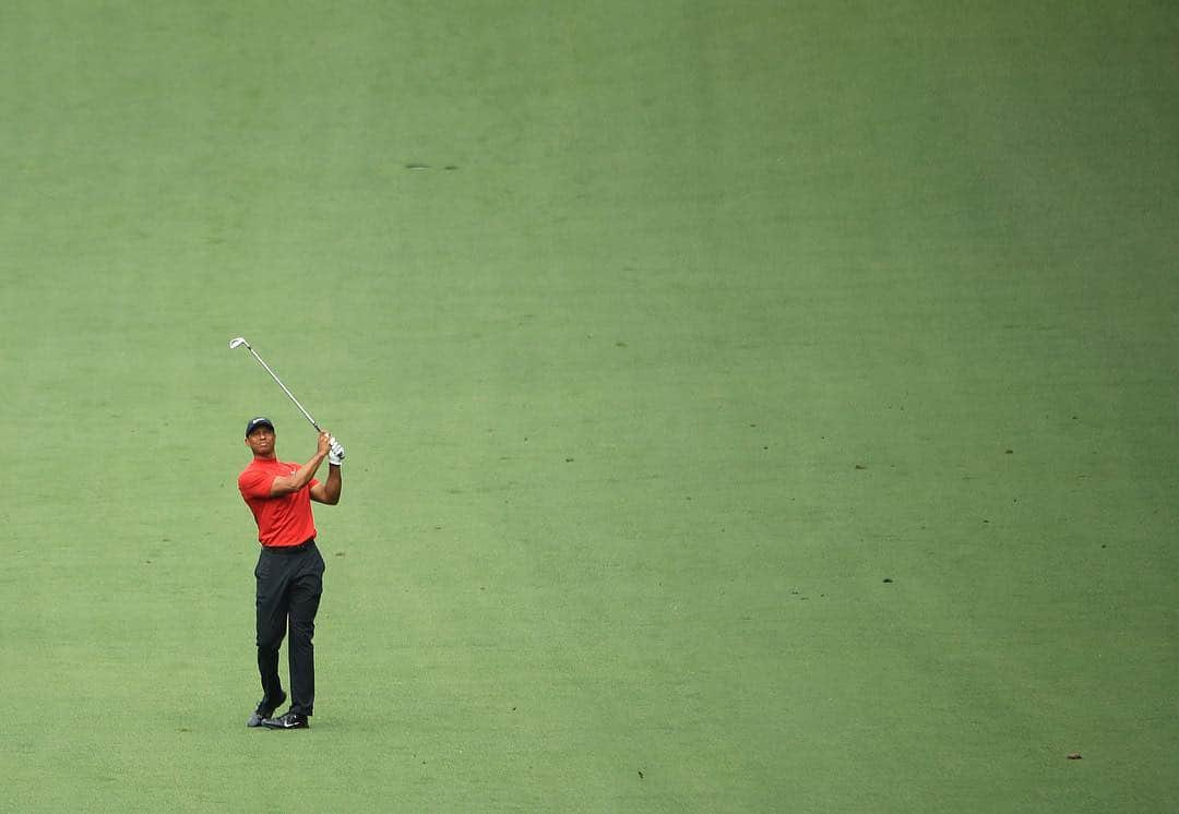 ボーデン・バリットさんのインスタグラム写真 - (ボーデン・バリットInstagram)「After so many doubts, injuries and setbacks this is unbelievable!  @tigerwoods #Major #Win #15 #Augusta #Comeback #Believe #GOAT #TigerWoods #Turtleneck」4月15日 4時00分 - beaudenbarrett