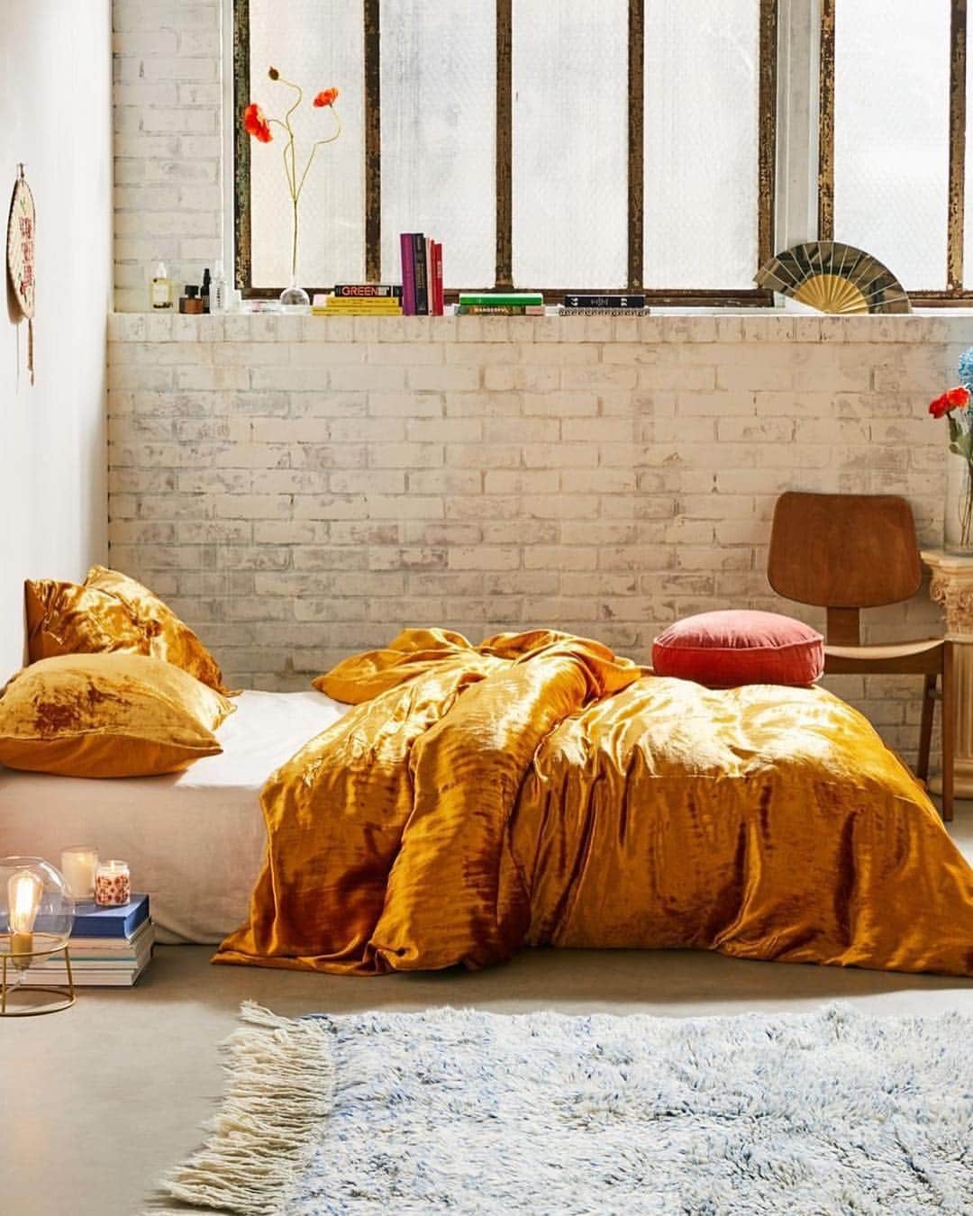 Urban Outfittersさんのインスタグラム写真 - (Urban OutfittersInstagram)「Contrary to popular belief, there's no wrong time to use a velvet duvet cover. @UrbanOutfittersHome #UOHome」4月15日 4時00分 - urbanoutfitters