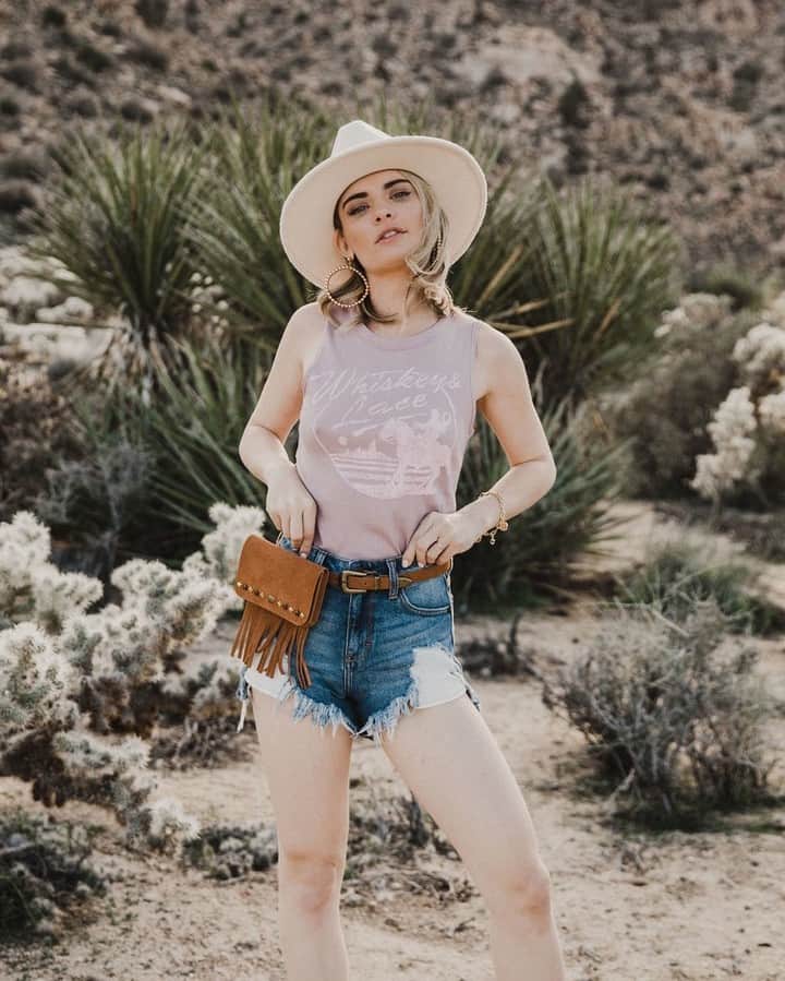 チェイサーのインスタグラム：「Desert Vibes⚡️ 🌵 @swirlboutique @mmellphoto #chaserbrand」