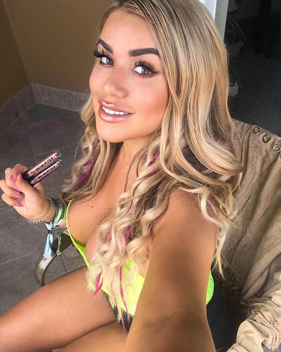 Chantel Zalesさんのインスタグラム写真 - (Chantel ZalesInstagram)「Currently obsessed with @w7makeupuk metal kiss lipglosses in Aurora and Ace Face #glowchella」4月15日 4時03分 - chantelzales