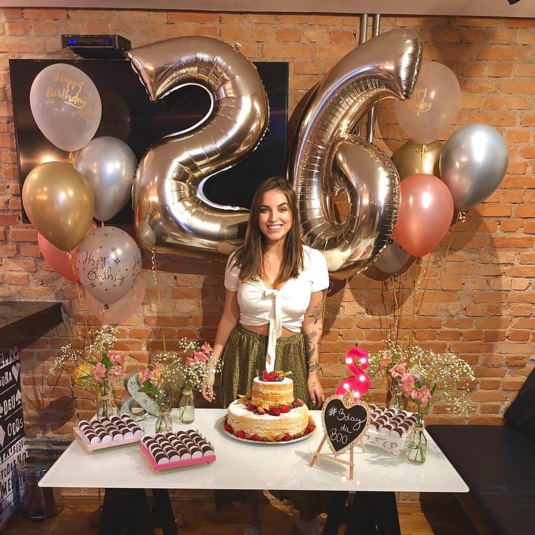 Bruna Unzuetaのインスタグラム：「Uma das comemorações do meu bday 🎂🎈🎊 foi muuuito especial! ♥️ Gostaram da decoração?? E aaah, meu aniver é só dia 19, ta? Kkk」