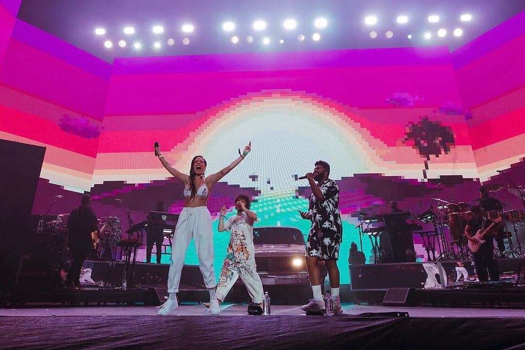 コーチェラのインスタグラム：「Team @thegr8khalid @iamhalsey @itsbennyblanco 📷: @quasarmedia」