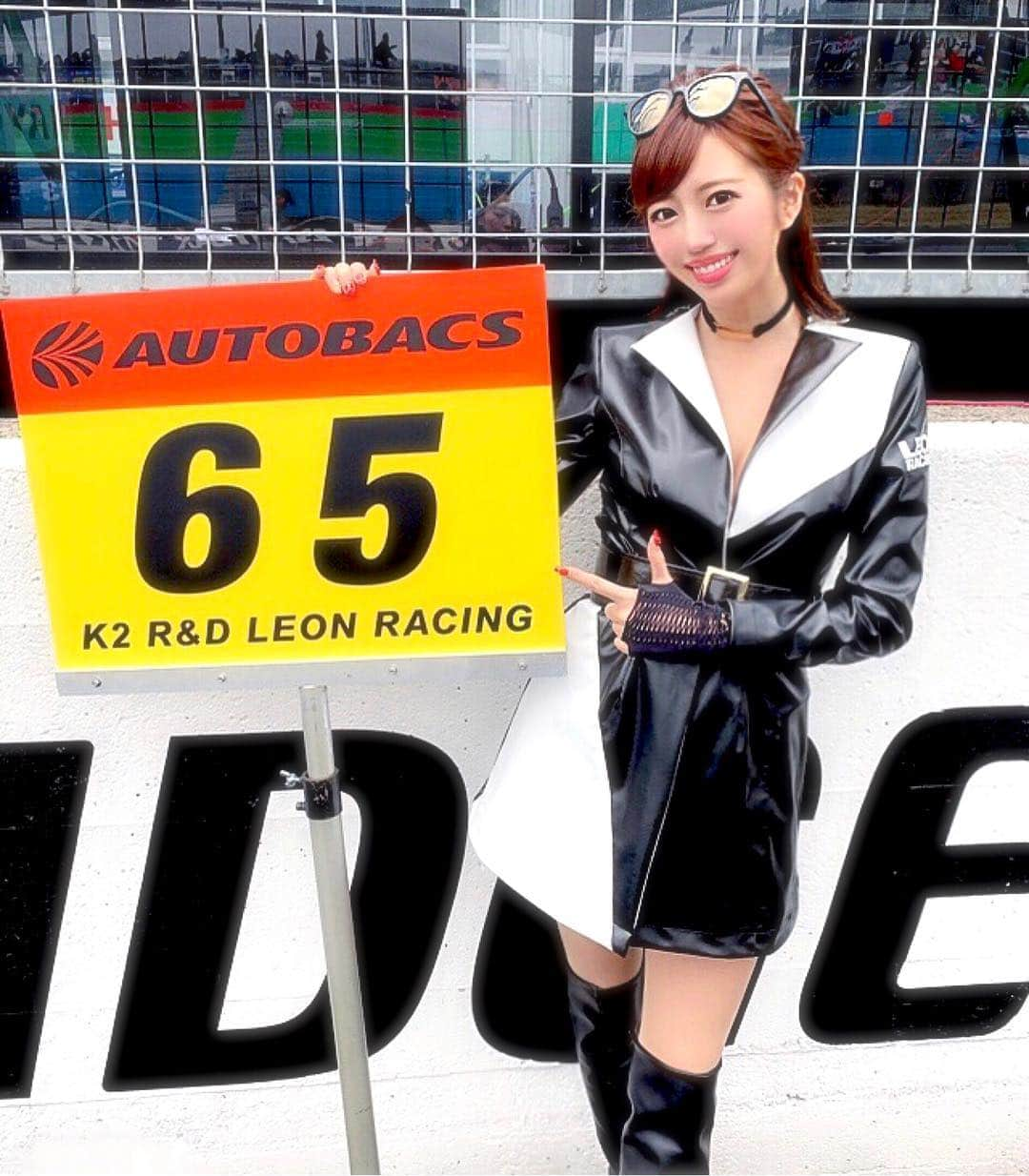 央川かこさんのインスタグラム写真 - (央川かこInstagram)「🏎SUPER GT 開幕戦🏎 ・ 大雨の影響でクラッシュする車両が多発して、 レースは残念ながら中断となってしまいました😭😭 ・ でもLEON RACINGの65号車は事故もなく 6位でポイント獲得✨✨ 次の富士戦がますます楽しみになった😍💓 ・ ステージやピットウォークでは たくさんの方に名前を呼んでもらえて、 差し入れやプレゼントもすごく嬉しかったです🙇‍♀️✨ ・ また次の富士戦で会えるの楽しみにしてるね❣️ ・ #SUPERGT #岡山国際サーキット #岡山 #サーキット #LEON #LEONRACING #65号車 #LEONRACINGLADY #レース #レースクイーン #コスチューム #サングラス」4月15日 14時58分 - kako.717