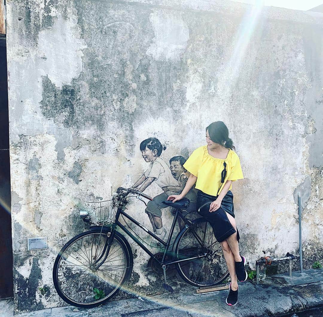 ジャクリーン・ウォンのインスタグラム：「Every time you miss your childhood, ride on a bicycle. 🚲👧🏻 #sumthinginmalaysia」