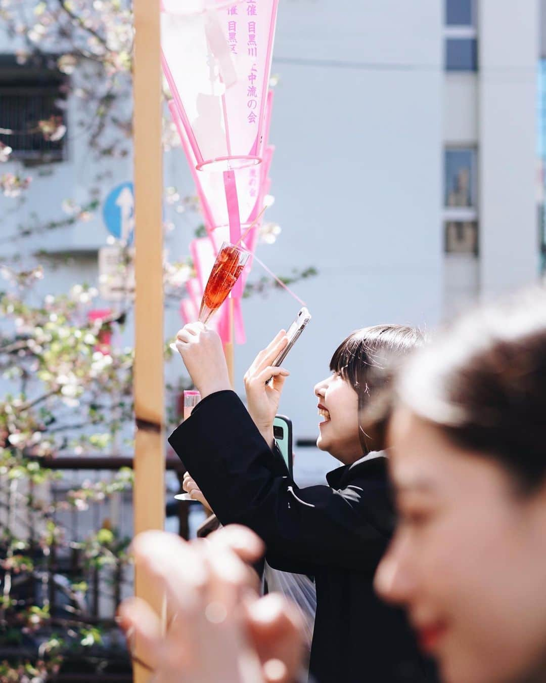 ジェームス・ジーンさんのインスタグラム写真 - (ジェームス・ジーンInstagram)「🥂📱🌸 😆 Goodbye Sakura #nakameguroriver」4月15日 13時26分 - jamesjeanart