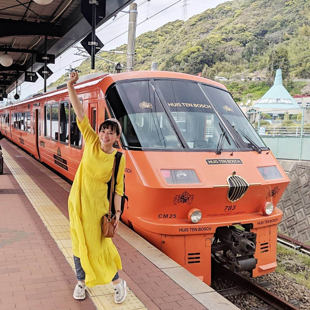 芳美リンさんのインスタグラム写真 - (芳美リンInstagram)「引き続き、船旅中⛵  昨日今日と長崎に寄港し、一時的に帰国していました。  今回のクルーズは 神戸→麗水→上海→長崎→済州島→横浜  というルートです。 長崎は去年近場は見ていて、五島列島に行きたかったけど、ちょっと時間が合わなかったので、#特急列車 を乗り継いで他県にショートトリップしました✨ さてどこへ行ったでしょうか？🚃 #peaceboat #pbgramer #第三期船上インスタグラマー @peaceboat.cruise #列車旅 #旅したくなるフォト#旅行 #travelstagram #旅人 #lynn_trip #旅 #travelme #travel #trip #traveler #トラベラー  #旅好きな人と繋がりたい #国内旅行 #palio#paliobag#onsenislandkyushu」4月15日 13時27分 - lynn.lynn5