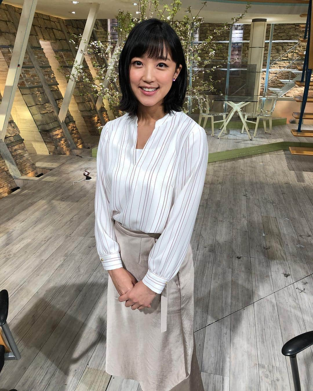 竹内由恵さんのインスタグラム写真 - (竹内由恵Instagram)「今週もまた1週間が始まりましたね^_^だいぶ暖かい！ 先週の衣装はこちらです。新生活の服装の参考にしていただけたら嬉しいです🌸  1枚目 ワンピース Stola.(ストラ)  2枚目 ブラウス・スカート NOLLEY'S(ノーリーズ) 3枚目 カーディガン・スカート AMACA(アマカ) 4枚目 ニット INED(イネド) スカート Luftrobe(ルフトローブ) 5枚目 ブラウス・スカート AMACA(アマカ) #amaca #ined #luftrobe #nolleys #stola #アナウンサー衣装」4月15日 13時30分 - yoshie0takeuchi