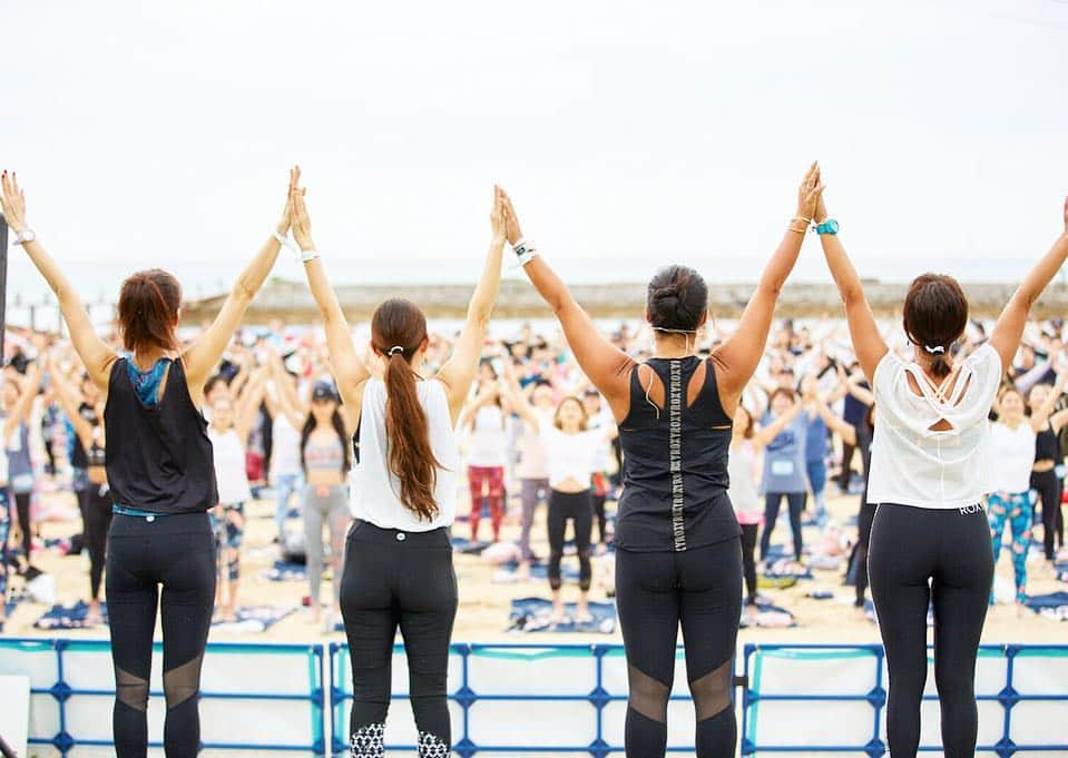 田中律子さんのインスタグラム写真 - (田中律子Instagram)「ROXY FITNESS  RUNSUPYOGA🏃‍♀️🏄‍♀️🧘‍♀️ @sheratonokinawa  はぁー❤️5回目の沖縄、毎回MCやらせてもらって思うけど、このイベント最幸🙌 みんなで汗かいて身体動かして、競い合う☝️参加者のみんなも、イベントスタッフも、みんな笑顔😁 次回は7月6.7日横浜八景島海の公園チケット購入はこちら💁‍♀️ https://www.roxy.jp/runsupyoga2019  まだ参加したことないみなさま、ぜひー🤙お待ちしてます❗️ #roxyjapan  #roxyfitness  #roxyfitnessrunsupyoga  #yoga」4月15日 13時32分 - ri2kotanaka