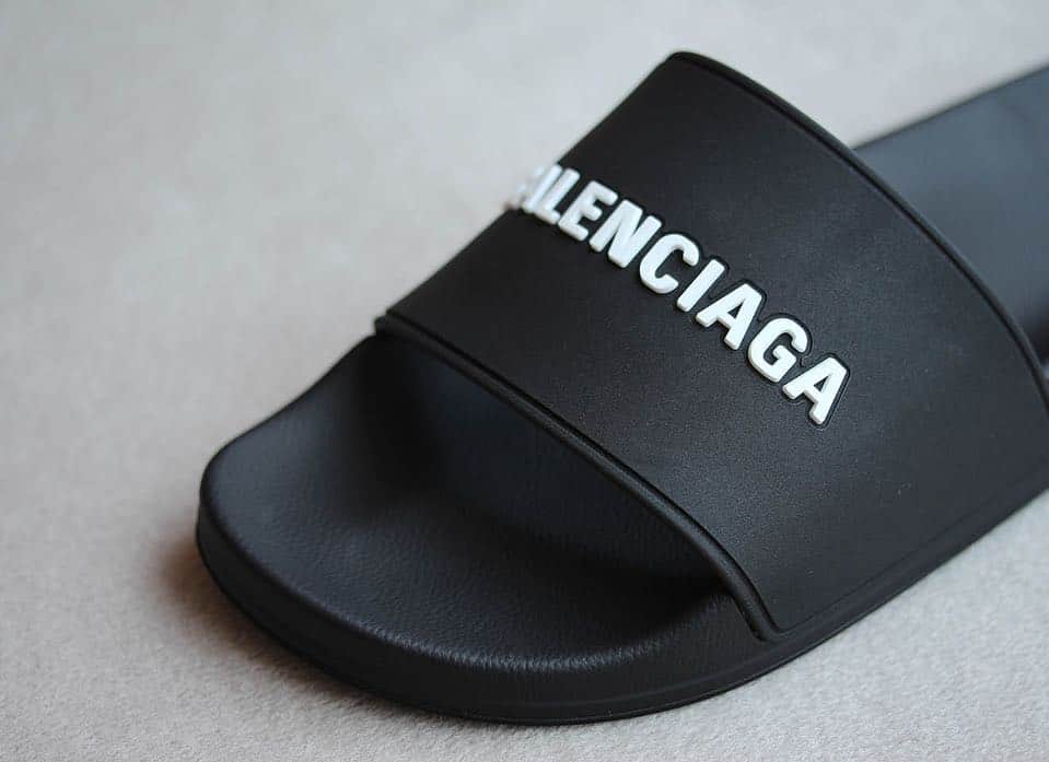 A+Sさんのインスタグラム写真 - (A+SInstagram)「in stock now ■BALENCIAGA RUBBER SANDAL COLOR : BLACK SIZE : 39/24cm - 44/29cm（1cm刻み） PRICE : ¥38,000 (+TAX) ・ #a_and_s #BALENCIAGA #RUBBERSANDAL #SANDAL」4月15日 13時37分 - a_and_s_official