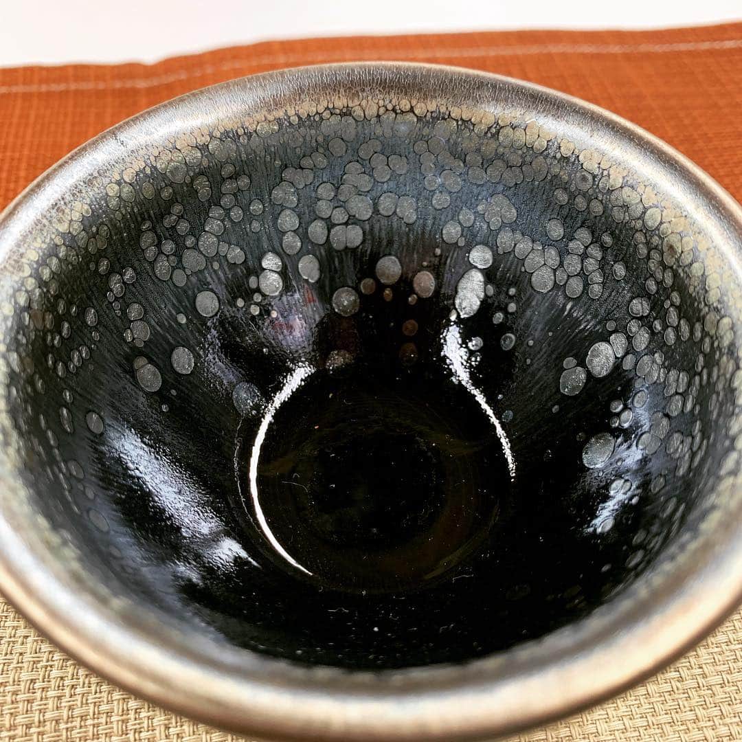 西田善太さんのインスタグラム写真 - (西田善太Instagram)「皆が血眼で探している4つ目の曜変天目、僕、持ってます。ほら、これ。特集「曜変天目」発売記念に編集部で展示してみた。  ホントは、特集で天目茶碗の謎を探る中国・建窯取材班のお土産なのニャ。曜変天目っぽく焼いてるのナ。  う、宇宙でござる!? #BRUTUS #曜変天目」4月15日 13時41分 - zentanishida