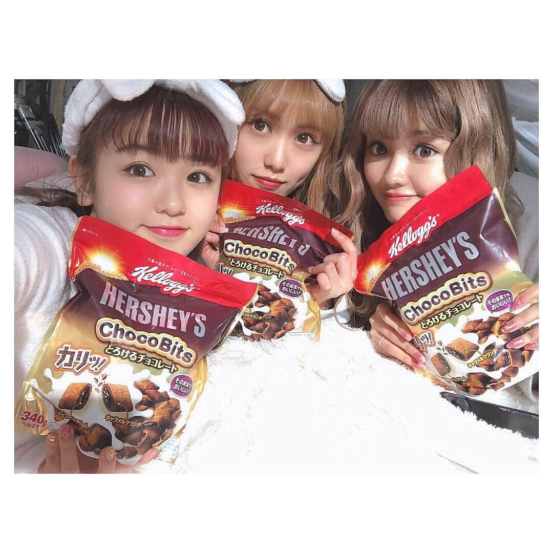 中村真凜さんのインスタグラム写真 - (中村真凜Instagram)「チョコビッツの新商品「とろけるチョコレート」限定動画がYouTubeで公開中😳✨ レアなメンバーで楽しく撮影しました🐰💕 チョコビッツ美味しくて止まらなくなっちゃうし朝ごはんにもぴったりでオススメっ🍫！ #チョコビッツ #ケロッグ #恋バナ #お菓子 #トレンド #PR」4月15日 13時50分 - marimero1121