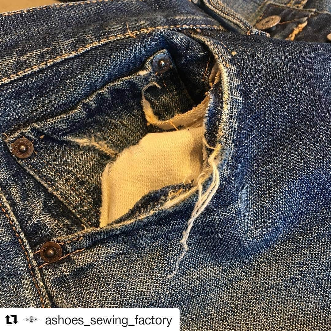 select shop「ASHOES」 SHOP STAFFのインスタグラム：「#Repost @ashoes_sewing_factory (@get_repost) ・・・ 前ポケットのリペア。  ポケットの口は カーブしていて スレキと見頃が 縫い合わされている部分。  口のほころびと スレキ布のほころび 両方を別々にリペアして 縫い合わせます。  オリジナルのリベットを残すため バラさずにリペアしました。  お気軽に ご相談ください。 −−−−−−−−−−− ジーンズを カッティングから 丸縫いしています。  シルエットの別注も 可能です。  リペアへのフィードバック。 またその逆を 日々貯め込みながら。 −−−−−−−−−−− #前ポケット #リペア #リメイク #デニムリペア #ジーンズ修理 #デニム修理 #サイズ変更 #幅出し #handmade #ハンドメイド #ashoes #亜洲'S #さいたま #大宮 #デニム #ジーンズ #裾上げ #チェーンステッチ #お直し #リペア #穴埋め #タタキ #singersewing #Unionspecial #sewing #sewingmachine #ミシン #シンガーミシン #ユニオンスペシャル」