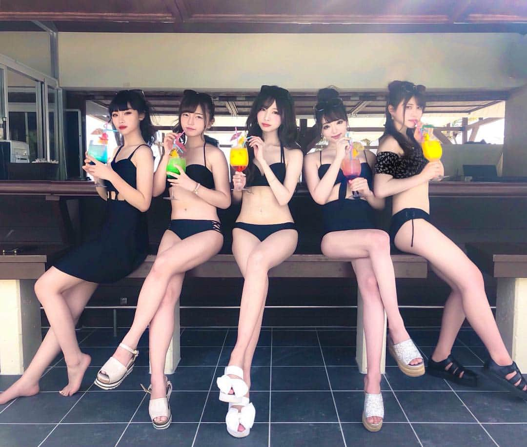 あやちゃんさんのインスタグラム写真 - (あやちゃんInstagram)「5色のカクテル🍸💛🧡❤💙💚 お気に入りの写真📸✨ カヌチャ満喫🍍🌈⛱ #プール #カヌチャベイホテル #カヌチャリゾート #カヌチャ #カヌチャベイ #沖縄旅行 #沖縄 #沖縄フォト祭り #沖縄🌺 #沖縄女子旅 #女子旅行 #女子旅  #かわいい #ビキニ #水着 #インスタ映え #フォトジェニック #水着コーデ #女子大生サークルpinky #ブラックコーデ #ビーチ #おそろコーデ #シミラールック #サングラス女子 #girls」4月15日 13時59分 - aya.you.love.r