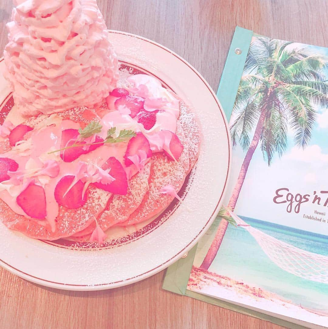 中井りかさんのインスタグラム写真 - (中井りかInstagram)「かろりーやばめ🥺💓 限定メニューやて🍓🌸 #eggsnthings」4月15日 13時55分 - rika___n24x