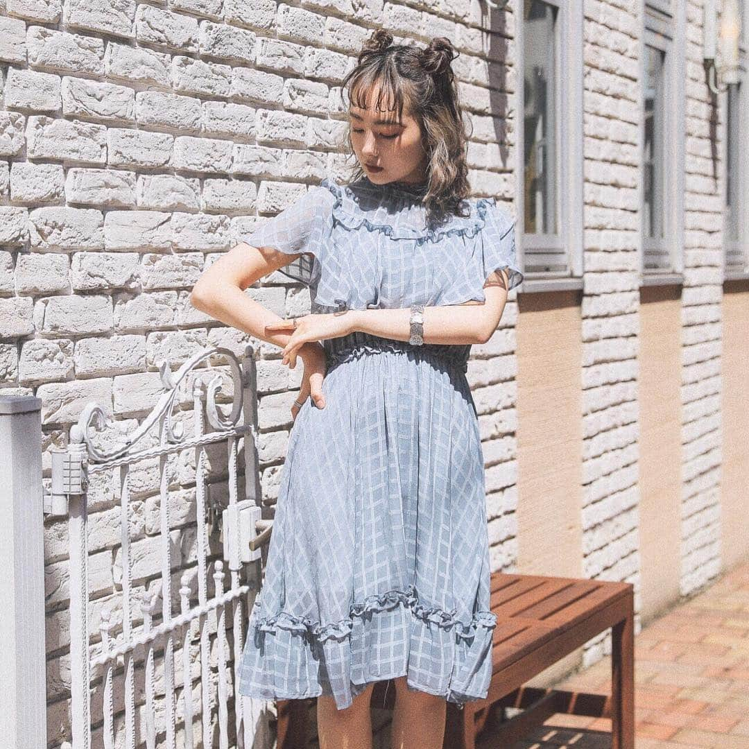 BUBBLESさんのインスタグラム写真 - (BUBBLESInstagram)「ㅤㅤㅤㅤㅤㅤㅤㅤㅤㅤㅤㅤㅤ 🌼BUBBLES NEW ARRIVAL🌼 ㅤㅤㅤㅤㅤㅤㅤㅤㅤㅤㅤㅤㅤ シアーチェック生地が涼しげな 今の時期から夏まで着れちゃう 新作のワンピースが入荷したよ👒✨ ケープのような大きなフリルが、 華奢なシルエットを演出🙊💕 さらっと着れて大人ガーリー派に マストなワンピースですっ🌷 ㅤㅤㅤㅤㅤㅤㅤㅤㅤㅤㅤㅤㅤ ㅤㅤㅤㅤㅤㅤㅤㅤㅤㅤㅤㅤㅤ 【シアーチェックワンピース】 ￥7,452 color : white/black/blue http://www.sparklingmall.jp/fs/sparklingmall/BS60916 ______________________________________________ #bubblestokyo #bubbles_shibuya #bubblessawthecity #bubbles  #fashion #style #bubbles_BS60916」4月15日 13時58分 - bubblestokyo