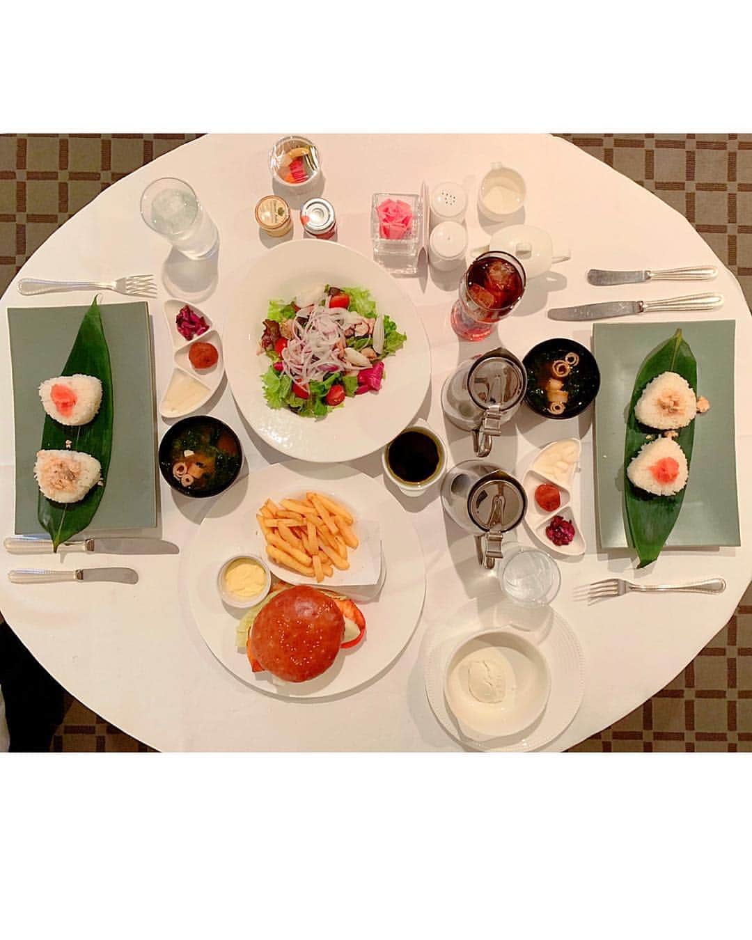百合華さんのインスタグラム写真 - (百合華Instagram)「たまにはホテルのルームサービスでまったりディナータイム🥰  好きなときに好きなものを好きなだけ💕  #東京 #六本木 #ルームサービス #roomservice #食べたいもの #好きな時間 #好きなだけ」4月15日 14時08分 - yurika.lovelily