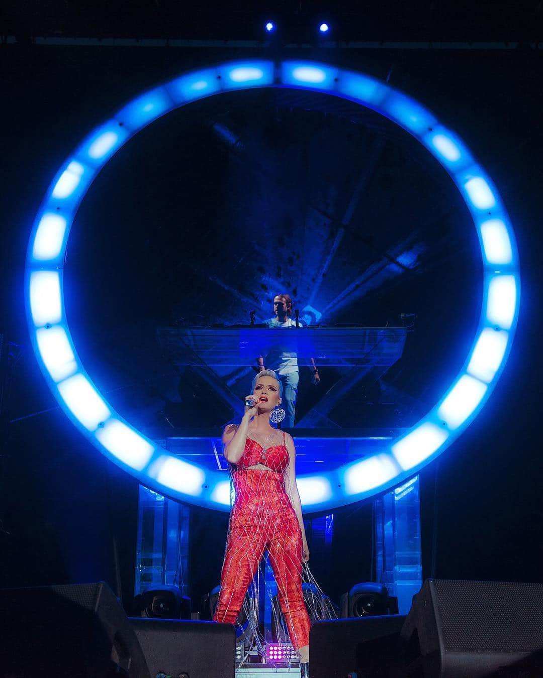 コーチェラのインスタグラム：「@katyperry in the clutch 👏 @zedd 📷: @jorgphoto, @jnsilva」