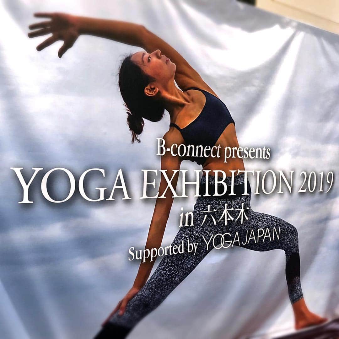 yuukousenさんのインスタグラム写真 - (yuukousenInstagram)「.⁣ 先月、東京・六本木にて開催された⁣ 『YOGA EXHIBITION 2019』に優光泉が出店させていただきました✨⁣ .⁣ 当日の様子をご紹介します♪⁣ .⁣ 『YOGA EXHIBITION 2019』は⁣ ヨガ・ウェルネス関連の企業ブースの出店や、⁣ 20を超える、スペシャルヨガクラスの開催など、⁣ 一般のお客様も楽しめる賑やかなイベント！😊⁣ .⁣ 優光泉ブースでは、⁣ 優光泉の販売と試飲を行いました🍹⁣ .⁣ また、以前ヨガジャーナルで⁣ 優光泉をご紹介くださった、⁣ ヨガインストラクターの #磯沙緒里 さん（@saoriiso ）も⁣ ヨガクラス終了後に優光泉ブースにお越しいただきました😆♪⁣ .⁣ たくさんの方にご来場いただき、⁣ 大盛況でイベントを終えることができました☺⁣ 優光泉ブースに足を運んでくださった皆さま、⁣ 誠にありがとうございました✨⁣ .⁣ 無添加酵素ドリンク #優光泉 を⁣ これからもよろしくお願いいたします🍹💫⁣ .⁣ .⁣ #優光泉 #yuukousen #エリカ健康道場 #酵素 #酵素ドリンク #美活 #美容 #健康的 #ファスティングダイエット #ダイエッターさんと繋がりたい #ヘルスケア #ファスティング #YOGAEXHIBITION2019 #ヨガ #ヨガライフ #六本木 #イベント #ゆるマクロビ #ヨガインストラクター #ヨガイベント #ヨガのある生活 #follow #l4l」4月15日 14時10分 - yuukousen.official