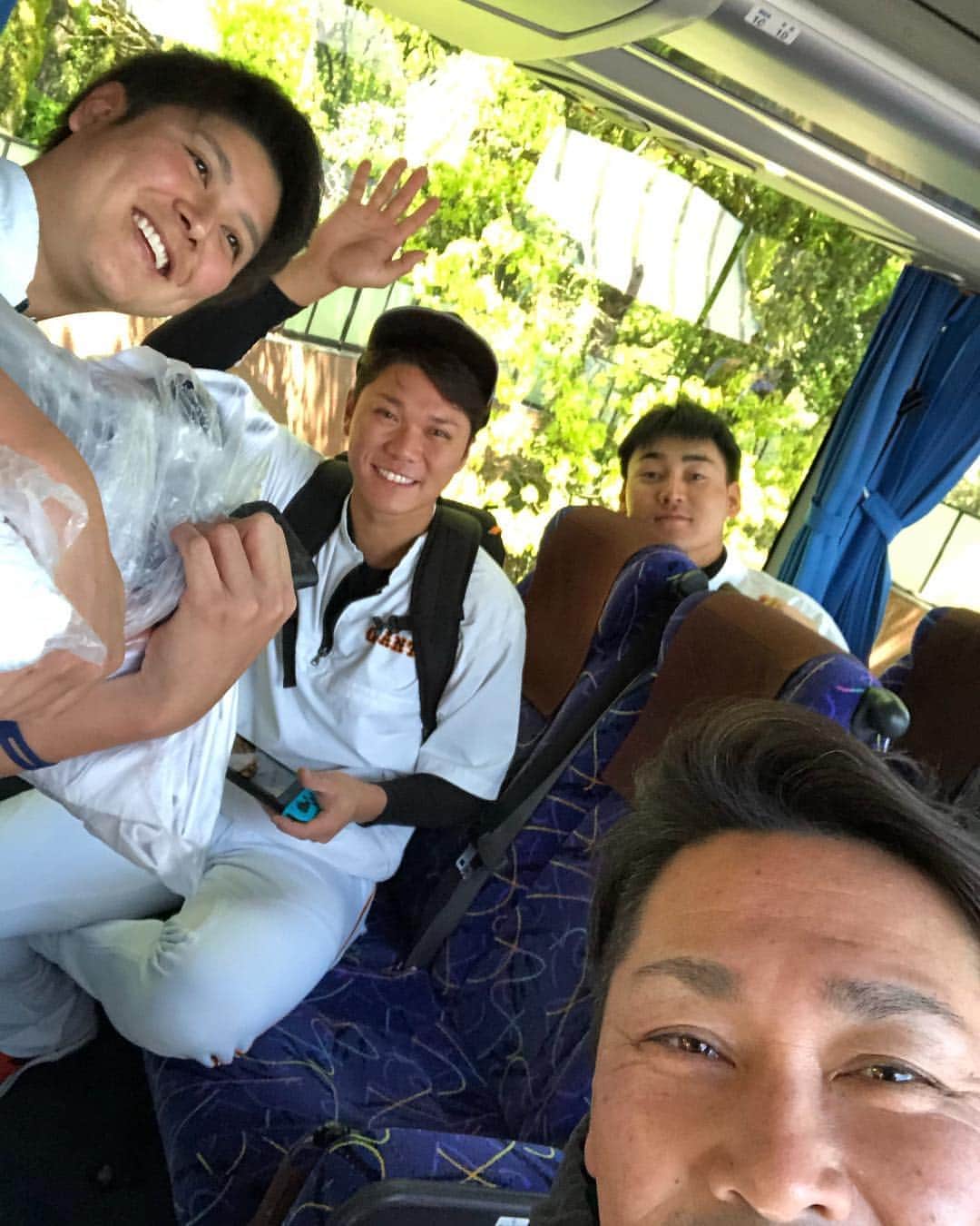 元木大介のインスタグラム：「鹿児島入り〜〜 これから練習行って来ます！😉✨ 坂本選手、丸選手、宮國選手 #元木の一言 #元木大介 #日本 #japan #プロ野球 #野球 #読売ジャイアンツ #ジャイアンツ #巨人 #giants #baseball #坂本勇人 選手 #丸佳浩 選手 #宮國椋丞 選手」
