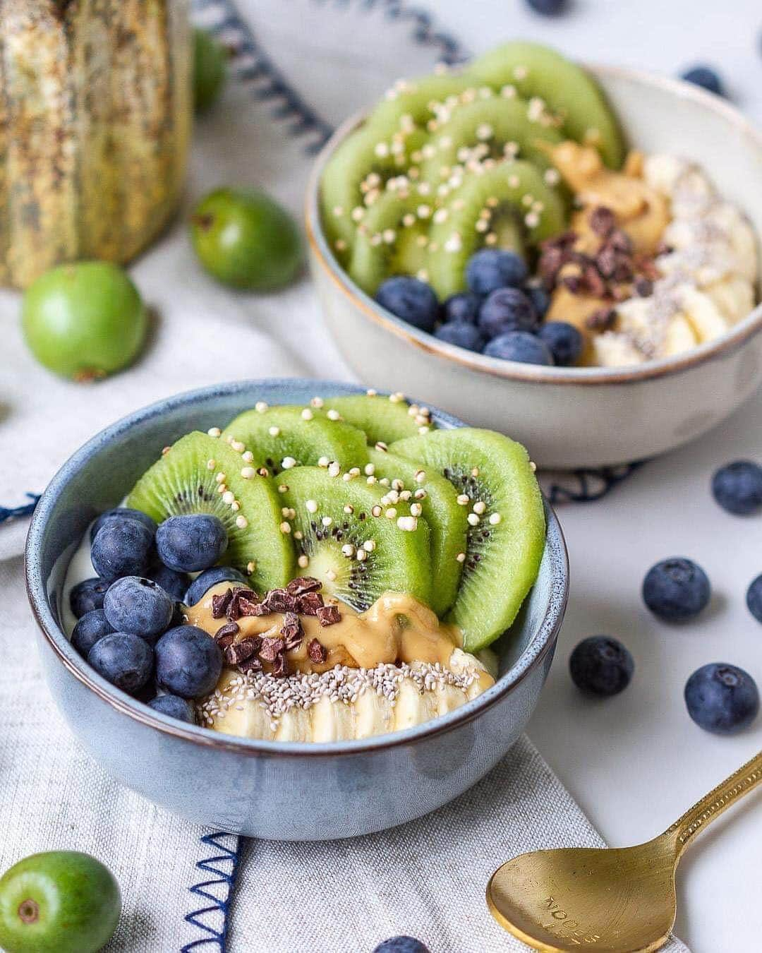 ケイラ・アイトサインズさんのインスタグラム写真 - (ケイラ・アイトサインズInstagram)「[[ ARE YOU HUNGRY AFTER BREAKFAST? ]] If you are only having a small meal for breakfast such as a piece of fruit or a juice, you may not be eating enough to get you through to your mid-morning snack or lunchtime! Ideally, your breakfast should contain a healthy balance of protein, carbohydrates and healthy fats. The most common mistake people make with their breakfast choices is eating ‘breakfast’ labelled foods that aren't necessarily appropriate. Most pre-packaged, quick breakfast options like sugary cereal, sweet muffins and pancakes are highly processed and don't keep you full. If you can, try and make your OWN breakfast everyday so you know what you are putting into your body. Alternatively, if you have to eat on the go, try and keep it healthy eg a piece of fruit, a yoghurt and some nuts but just make sure you eat enough and get a balance of nutrients in! A healthy breakfast will help keep you full and energised until your next meal! https://www.kaylaitsines.com/blogs/lifestyle/77991110-why-am-i-so-hungry-after-breakfast @elleshungry」4月15日 14時18分 - kayla_itsines