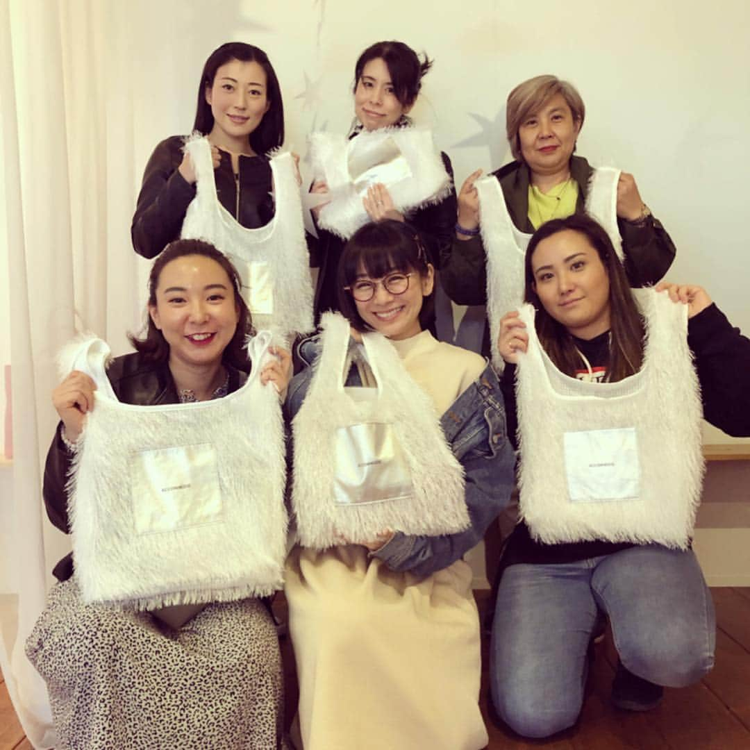 時東ぁみさんのインスタグラム写真 - (時東ぁみInstagram)「みんなで#アコモデ 展示会へ☆ ・ いつも買いすぎてしまうほど好きなブランドさんなので、自制を頑張りましたw ・ バッグ3つだけ注文☆ アクセサリーも可愛かったけど、我慢我慢！！ 届くの楽しみー☆ ・ #時東ぁみ #展示会 #accommode #バッグ #bag #アクセサリー #accessory #買いすぎちゃう #自制 #我慢 #楽しみ #秋冬 #autumn #winter #1年 #あっという間」4月15日 14時21分 - amitokito