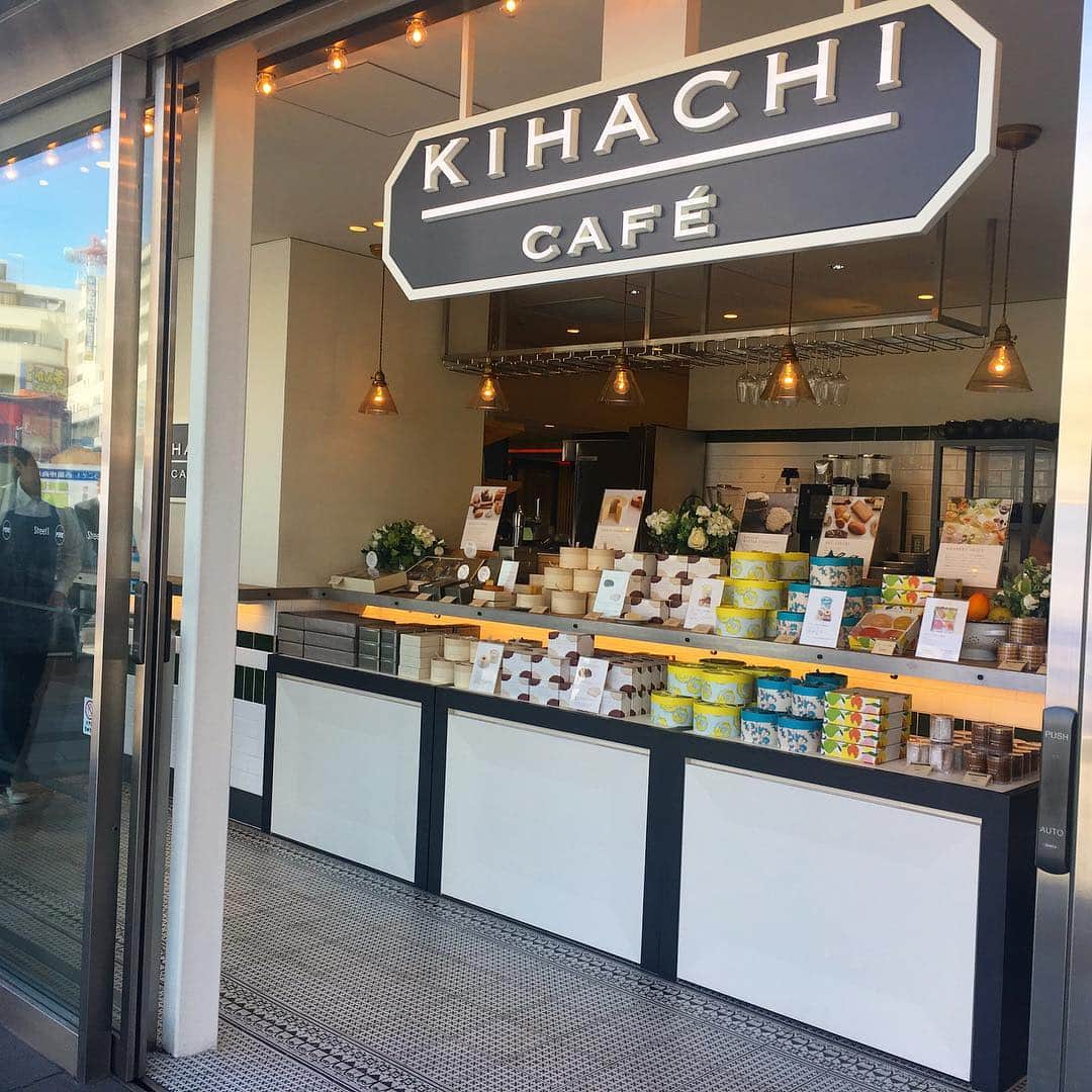 KIHACHI公式Instagramさんのインスタグラム写真 - (KIHACHI公式InstagramInstagram)「NEW OPEN！ キハチ カフェ ペリエ千葉 が本日4 月 15 日（月）オープンしました。 .  レストランの料理人がプロデュースする新キハチ カフェ。ドリンクや自家製スイーツはもちろん、“世界のごはん”をテーマにした食事が充実しています。カジュアルな空間で「手に届く上質な美味しさ」をお届けします。  また、こちらの店舗にてキハチバームクーヘンをはじめとするパティスリー キハチの焼き菓子を豊富に取り揃えております。ご自宅でのティータイムのお供に、大切な方へのギフトにどうぞご利用ください。 .  ソフトクリームもあります！ .  キハチ カフェ ペリエ千葉 千葉市中央区新千葉1-1-1　ペリエ千葉　ストリート1  11：00～23：00  #foodstagram#キハチカフェペリエ千葉#tokyocafe#chiba#カフェ #カフェ部 #カフェ散歩#KIHACHI#KIHACHICAFE#キハチカフェ #キハチ #ペリエ千葉 #千葉カフェ #千葉カフェ巡り #キハチトライフルロール #パティスリーキハチ  #ロールケーキ #patisseriekihachi　#ナポレオンパイ #strawberrypie#napoleonpie #ミルフィーユ #いちごスイーツ #いちごのミルフィーユ #ことりっぷ #キハチのパイシリーズ#KIHACHIのナポレオンパイ #ソフトクリーム」4月15日 14時22分 - kihachi_official