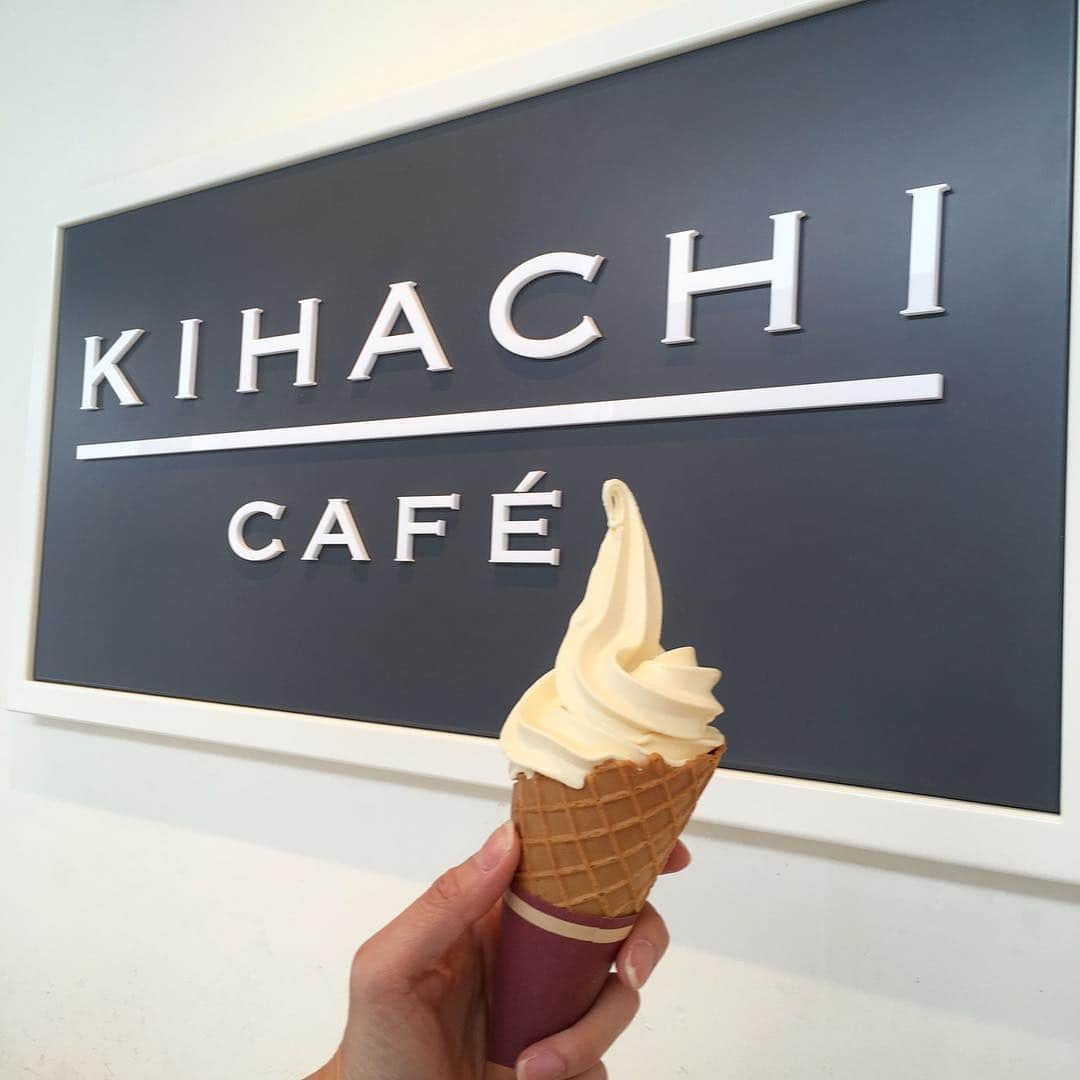 KIHACHI公式Instagramさんのインスタグラム写真 - (KIHACHI公式InstagramInstagram)「NEW OPEN！ キハチ カフェ ペリエ千葉 が本日4 月 15 日（月）オープンしました。 .  レストランの料理人がプロデュースする新キハチ カフェ。ドリンクや自家製スイーツはもちろん、“世界のごはん”をテーマにした食事が充実しています。カジュアルな空間で「手に届く上質な美味しさ」をお届けします。  また、こちらの店舗にてキハチバームクーヘンをはじめとするパティスリー キハチの焼き菓子を豊富に取り揃えております。ご自宅でのティータイムのお供に、大切な方へのギフトにどうぞご利用ください。 .  ソフトクリームもあります！ .  キハチ カフェ ペリエ千葉 千葉市中央区新千葉1-1-1　ペリエ千葉　ストリート1  11：00～23：00  #foodstagram#キハチカフェペリエ千葉#tokyocafe#chiba#カフェ #カフェ部 #カフェ散歩#KIHACHI#KIHACHICAFE#キハチカフェ #キハチ #ペリエ千葉 #千葉カフェ #千葉カフェ巡り #キハチトライフルロール #パティスリーキハチ  #ロールケーキ #patisseriekihachi　#ナポレオンパイ #strawberrypie#napoleonpie #ミルフィーユ #いちごスイーツ #いちごのミルフィーユ #ことりっぷ #キハチのパイシリーズ#KIHACHIのナポレオンパイ #ソフトクリーム」4月15日 14時22分 - kihachi_official