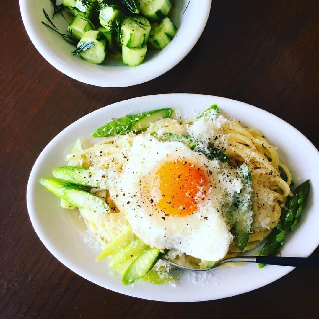 志摩有子さんのインスタグラム写真 - (志摩有子Instagram)「グリーンアスパラがあるので、カチョエペペに目玉焼き乗せた貧乏人のパスタにプラス。アスパラガスはパスタを茹でている鍋に時間差で投入。一緒に茹でるから簡単。鮮やかなグリーンとイエローで春仕様に。きゅうりとディルのサラダと。野菜もモリモリ食べる。 #カチョエペペ #貧乏人のパスタ  #グリーンアスパラ #もはや貧乏人ではない #パスタ部」4月15日 14時24分 - ariko418