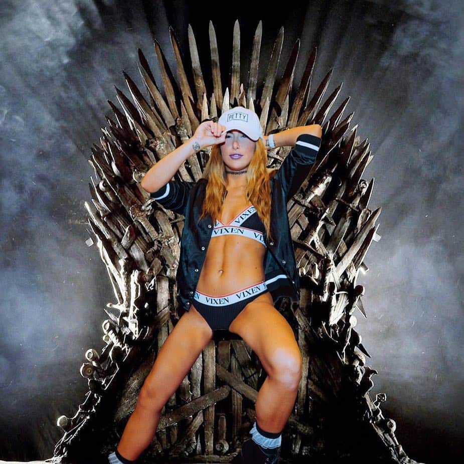 Carter Cruiseさんのインスタグラム写真 - (Carter CruiseInstagram)「WINTER IS HERE & we all know who’s getting that iron throne 😏 what’s y’alls favorite game of thrones theories/predictions? WHO ALL IS GONNA DIE? (photo by @simplyyyg, edit by the amazing @natalie__bauman) #gameofthrones」4月15日 14時32分 - cartercruise